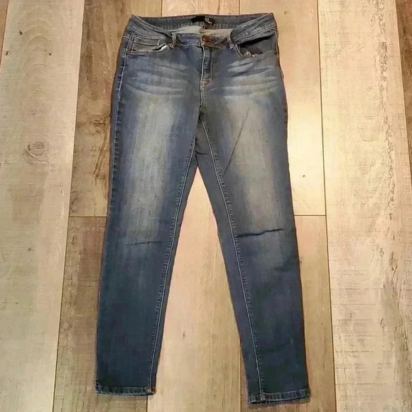 𝟏8𝟐2 D𝐞n𝐢m W𝐨m𝐞n's  S𝐢z𝐞 𝟖 𝐄U𝐂 - Picture 2 of 7